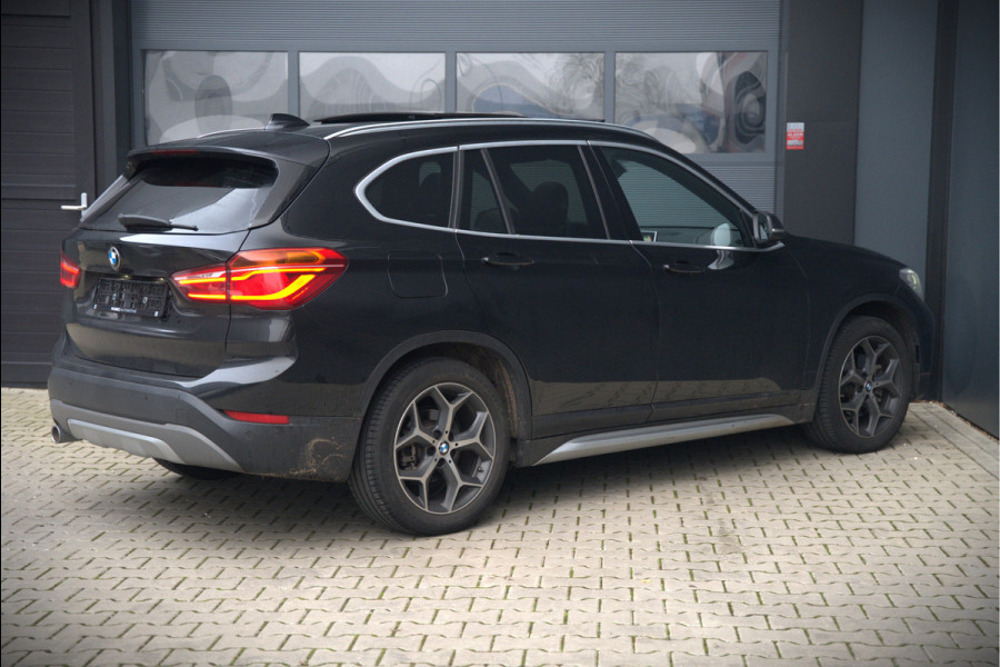 BMW X1 sDrive18i High Executive X Line | Panoramadak | Harman Kardon | Parkeersensoren | Head-Up Display | Leer | Stoelverwarming | Navigatie | Camera | Automaat | Digitale Tellers | Keyless | LED | Cruise Control |