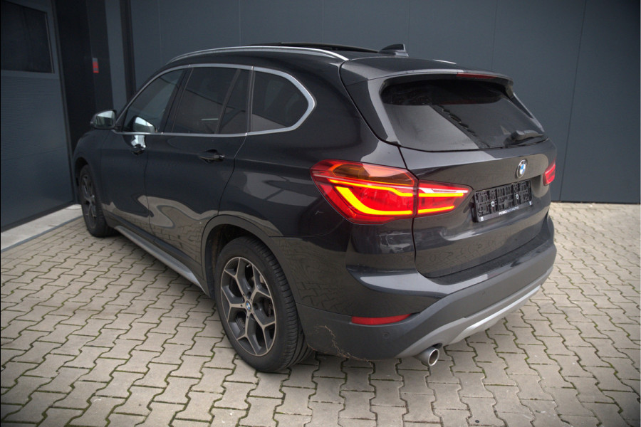 BMW X1 sDrive18i High Executive X Line | Panoramadak | Harman Kardon | Parkeersensoren | Head-Up Display | Leer | Stoelverwarming | Navigatie | Camera | Automaat | Digitale Tellers | Keyless | LED | Cruise Control |