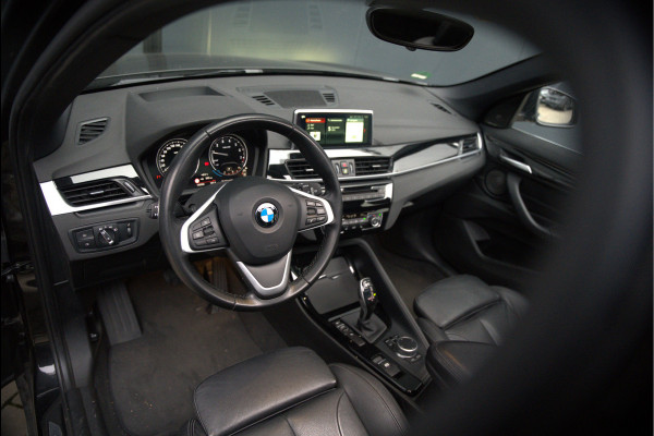 BMW X1 sDrive18i High Executive X Line | Panoramadak | Harman Kardon | Parkeersensoren | Head-Up Display | Leer | Stoelverwarming | Navigatie | Camera | Automaat | Digitale Tellers | Keyless | LED | Cruise Control |