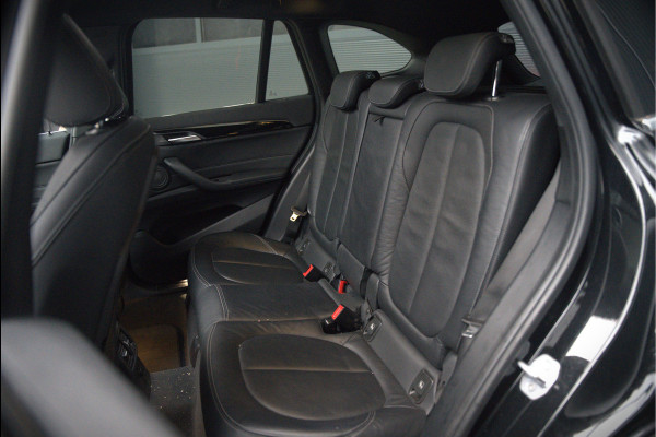 BMW X1 sDrive18i High Executive X Line | Panoramadak | Harman Kardon | Parkeersensoren | Head-Up Display | Leer | Stoelverwarming | Navigatie | Camera | Automaat | Digitale Tellers | Keyless | LED | Cruise Control |