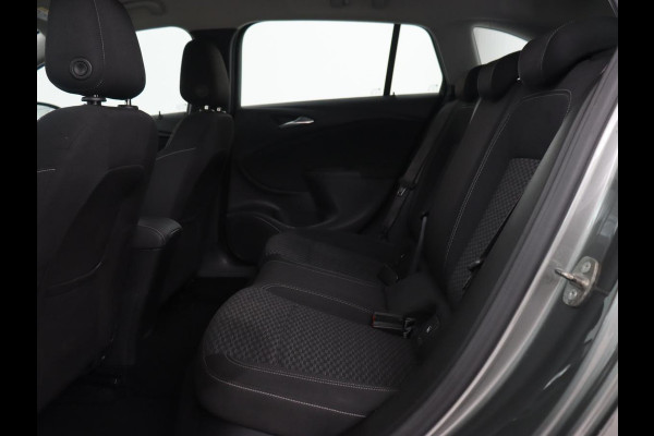 Opel Astra 1.6 CDTI Online Edition | Trekhaak | Carplay | Navigatie | Climate control | Comfortstoelen | 18'' | Parkeerhulp | Cruise control | Bluetooth