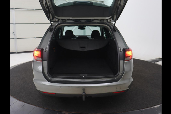 Opel Astra 1.6 CDTI Online Edition | Trekhaak | Carplay | Navigatie | Climate control | Comfortstoelen | 18'' | Parkeerhulp | Cruise control | Bluetooth