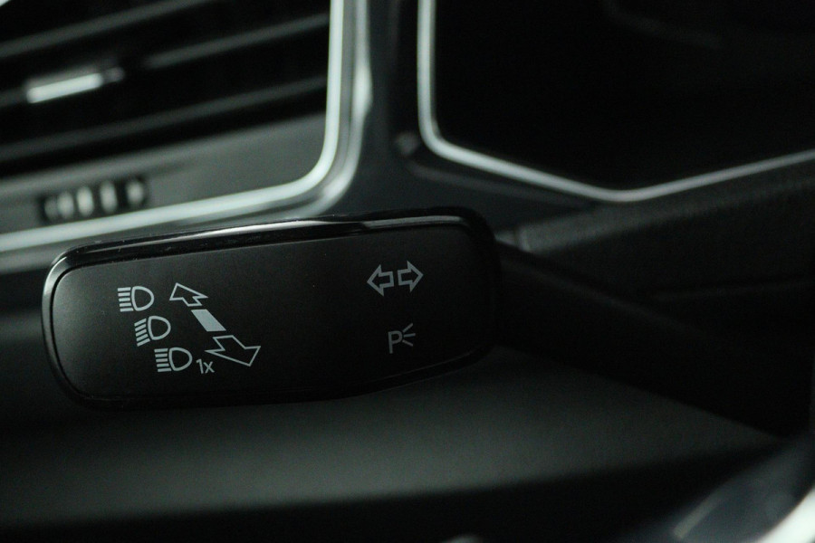 Volkswagen T-Roc 1.5 TSI Sport Business R (DIGITALE COCKPIT, STOELVERWARMING, NAVIGATIE, CRUISE ADAPTIEF, PARKEERSENSOREN)