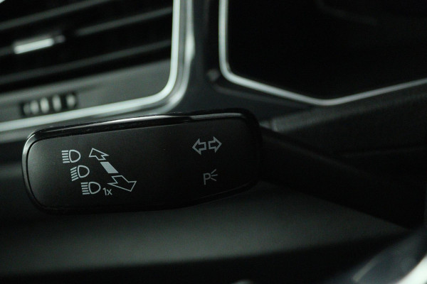 Volkswagen T-Roc 1.5 TSI Sport Business R (DIGITALE COCKPIT, STOELVERWARMING, NAVIGATIE, CRUISE ADAPTIEF, PARKEERSENSOREN)