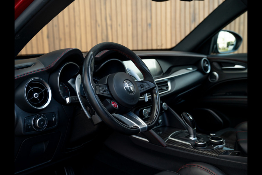 Alfa Romeo Stelvio 2.9 V6 AWD Quadrifoglio | Adapt. cruise | Veel carbon! | Pano-dak | Harman/Kardon | NL-auto