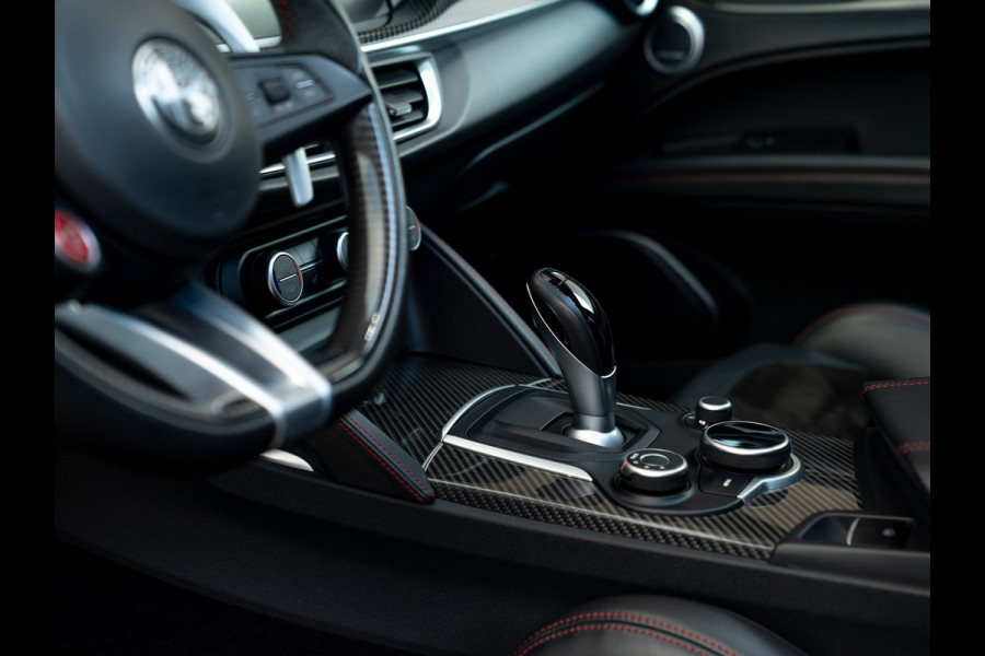 Alfa Romeo Stelvio 2.9 V6 AWD Quadrifoglio | Adapt. cruise | Veel carbon! | Pano-dak | Harman/Kardon | NL-auto