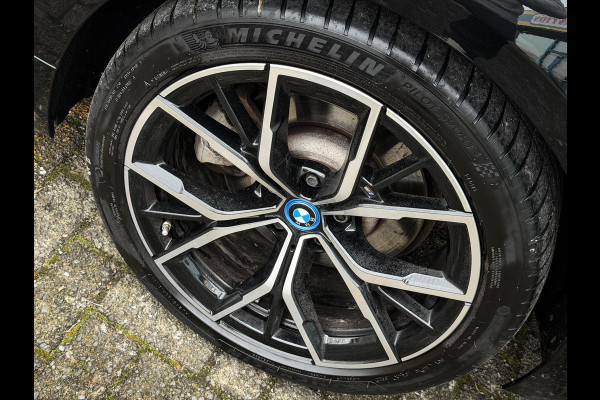 BMW 5 Serie Touring 530e Business Edition Plus M-Sport|Panorama|Shadow|Trekhaak|Stoel/stuurverwarming