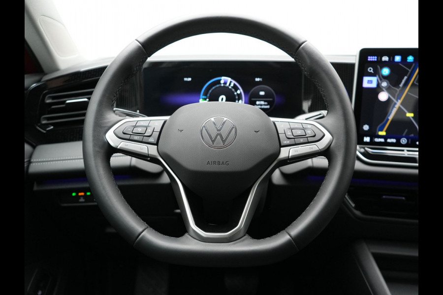 Volkswagen Tiguan 1.5 eHybrid Life Edition Plug In Hybrid 204pk Dealer O.H. PHEV | Adaptive Cruise | 360 Camera | Sportstoelen & Stuur Verwarmd | Standkachel | 19"L.M | Apple Carplay | LED Koplampen | Virtual | Blis | DAB |