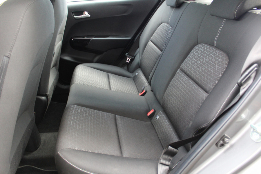 Kia Picanto 1.0-67pk DPi DynamicLine. Kwalitatief erg goed wagen voor jaren zorgeloos rijplezier! Airco, metallic lak, camera, cruise control, elektr. ramen v+a, Android auto/Apple carplay, DAB radio, USB aansl., LM wielen etc