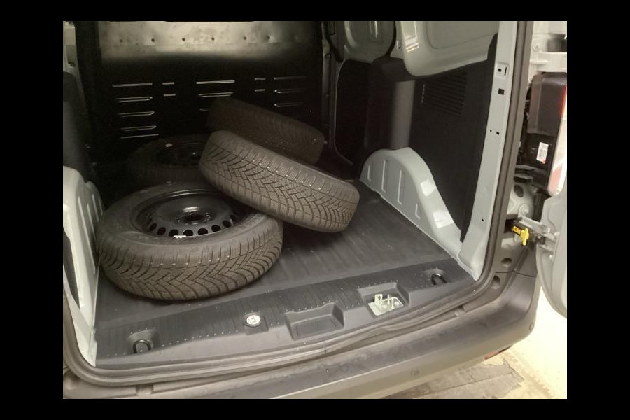 Ford Transit Courier 1.0 EcoBoost Base 100pk | Achteruitrijcamera | SYNC 4 | Parkeersensoren achter | Reserve Wiel | Verlengde fabrieksgarantie tot 11-2028