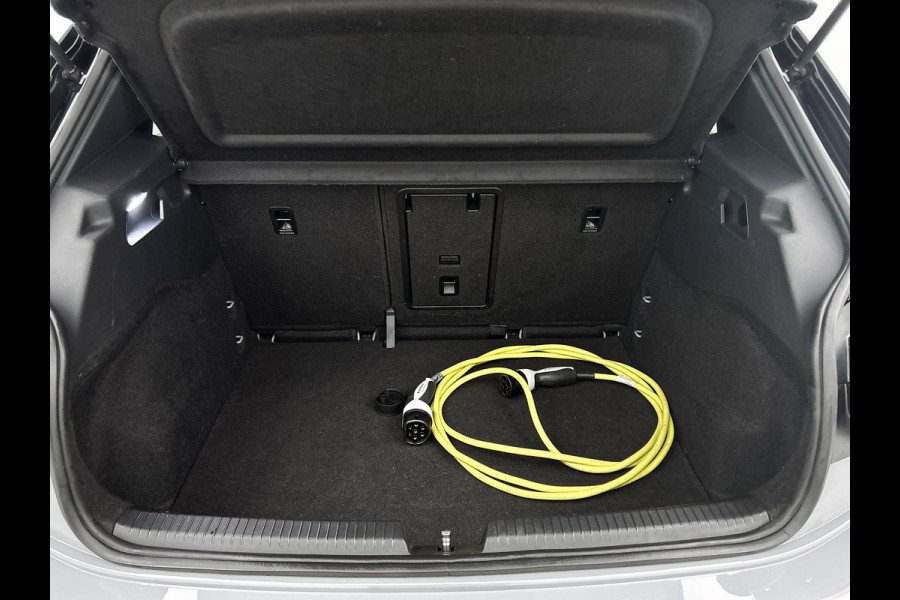 Volkswagen ID.3 First Plus 58 kWh (NL-auto, Navi, Camera, StoelV, Parkeersensoren, Climate con, Etc)