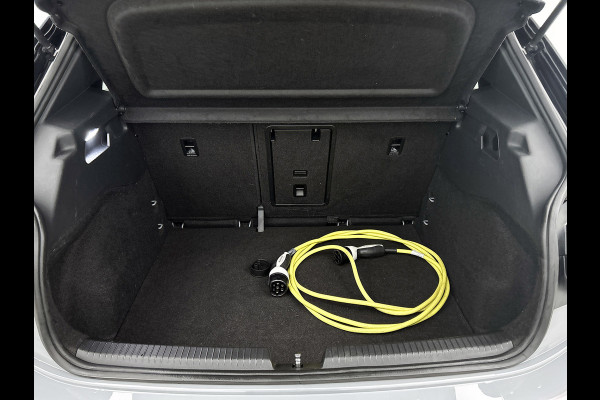 Volkswagen ID.3 First Plus 58 kWh (NL-auto, Navi, Camera, StoelV, Parkeersensoren, Climate con, Etc)