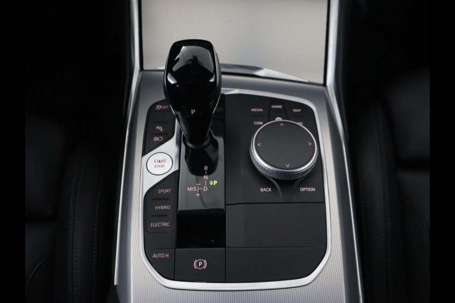 BMW 3-serie 320e M Sport | Leder | Trekhaak | Stoelverwarming | Carplay | Sportstoelen | Laserlicht | Live Cockpit | DAB | Parkeerhulp | Navigatie | Climate control | Bluetooth | Cruise control