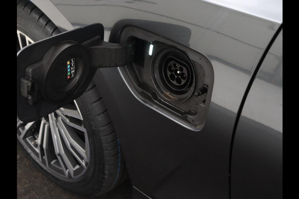 BMW 3-serie 320e M Sport | Leder | Trekhaak | Stoelverwarming | Carplay | Sportstoelen | Laserlicht | Live Cockpit | DAB | Parkeerhulp | Navigatie | Climate control | Bluetooth | Cruise control