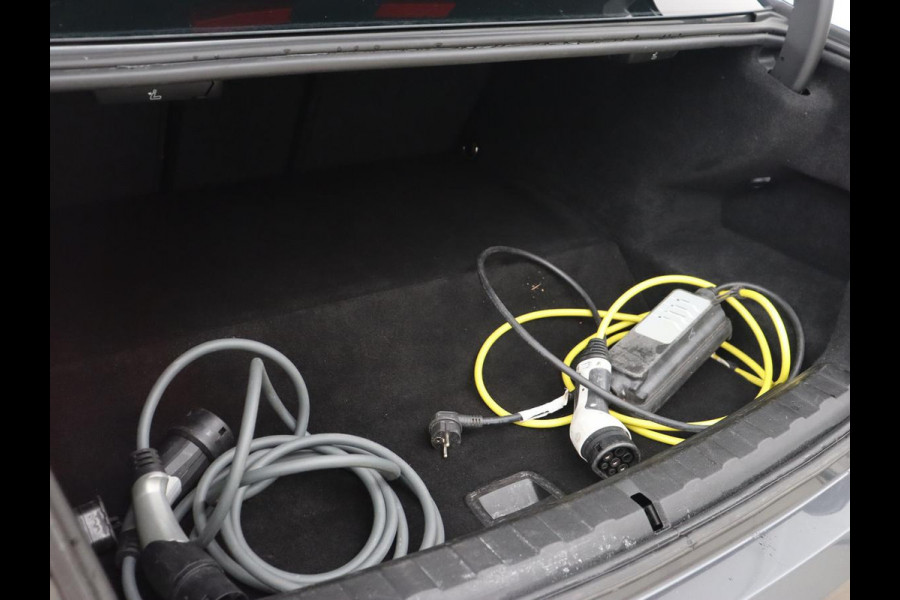 BMW 3-serie 320e M Sport | Leder | Trekhaak | Stoelverwarming | Carplay | Sportstoelen | Laserlicht | Live Cockpit | DAB | Parkeerhulp | Navigatie | Climate control | Bluetooth | Cruise control