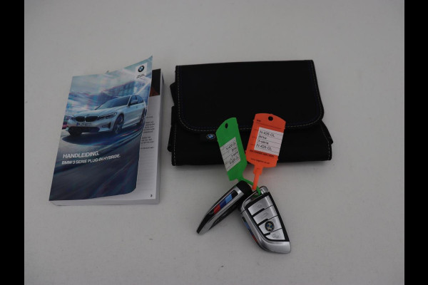 BMW 3-serie 320e M Sport | Leder | Trekhaak | Stoelverwarming | Carplay | Sportstoelen | Laserlicht | Live Cockpit | DAB | Parkeerhulp | Navigatie | Climate control | Bluetooth | Cruise control