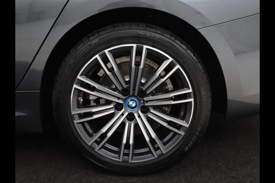 BMW 3-serie 320e M Sport | Leder | Trekhaak | Stoelverwarming | Carplay | Sportstoelen | Laserlicht | Live Cockpit | DAB | Parkeerhulp | Navigatie | Climate control | Bluetooth | Cruise control