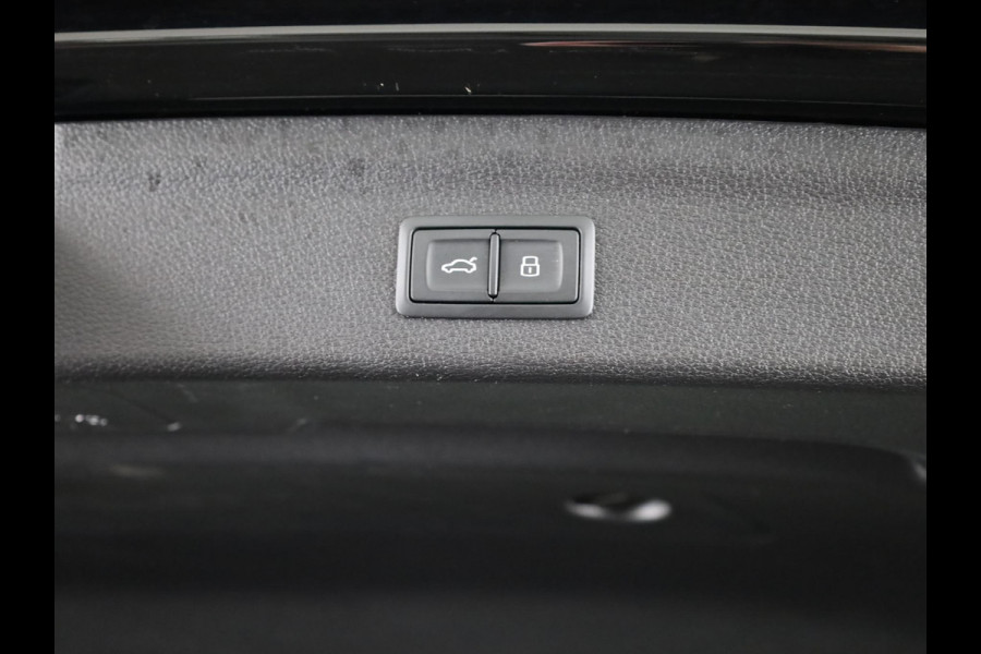 Audi Q3 45 TFSI e S edition 245pk | Navigatie | Stoelverwarming | 19 inch lichtmetalen velgen | 3 spaak afgevlakt stuurwiel