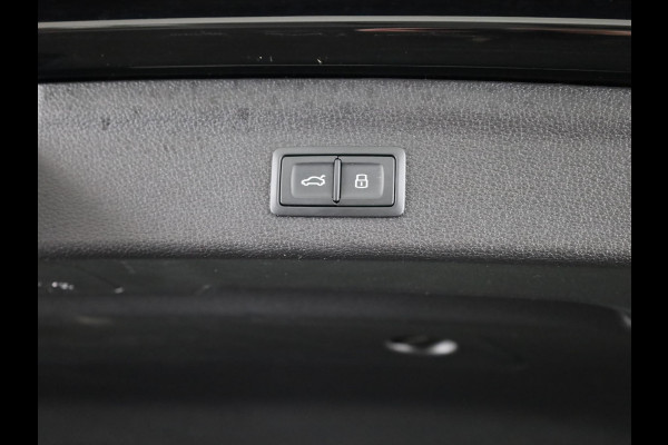 Audi Q3 45 TFSI e S edition 245pk | Navigatie | Stoelverwarming | 19 inch lichtmetalen velgen | 3 spaak afgevlakt stuurwiel