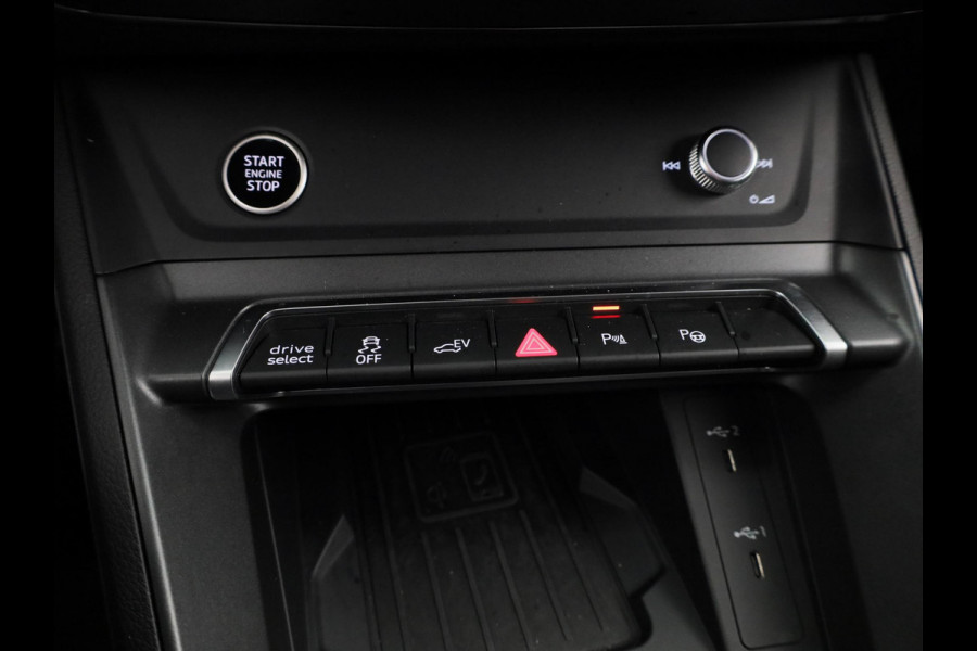 Audi Q3 45 TFSI e S edition 245pk | Navigatie | Stoelverwarming | 19 inch lichtmetalen velgen | 3 spaak afgevlakt stuurwiel