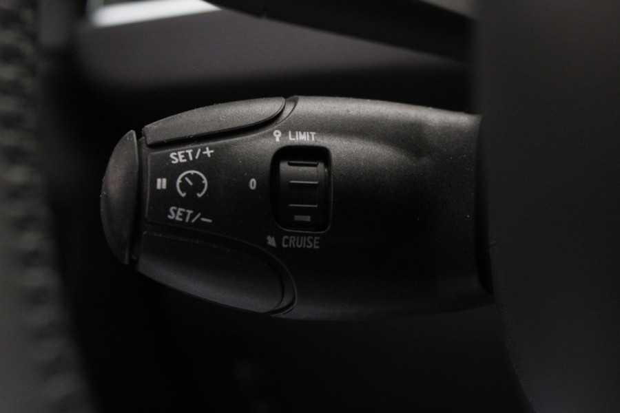 Peugeot 2008 1.2 PureTech Allure |Navi|