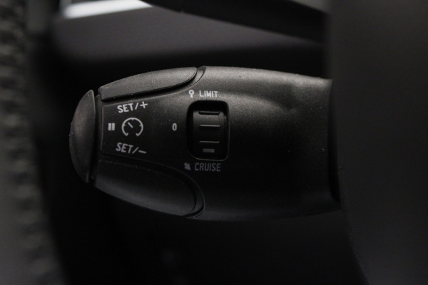 Peugeot 2008 1.2 PureTech Allure |Navi|