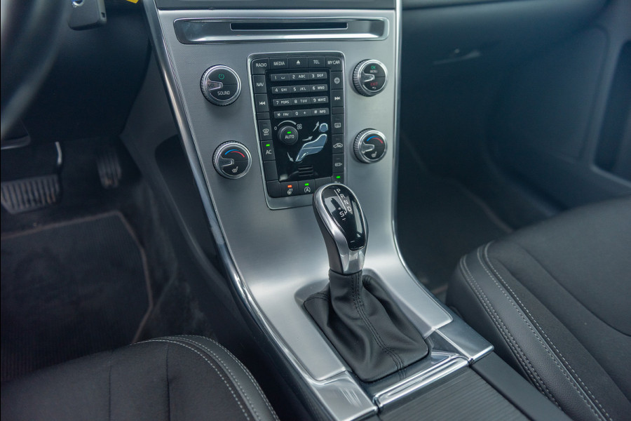 Volvo XC60 D4 Aut. Navigatie Trekhaak Parkeercamera Stoelverwarming 190pk