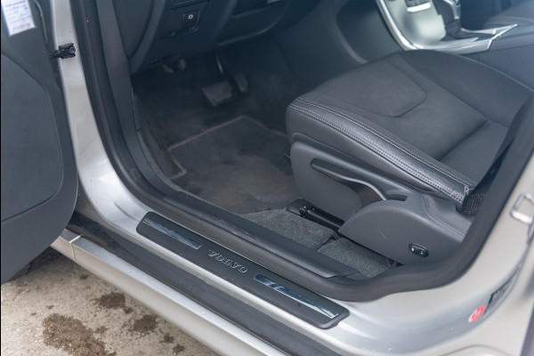 Volvo XC60 D4 Aut. Navigatie Trekhaak Parkeercamera Stoelverwarming 190pk