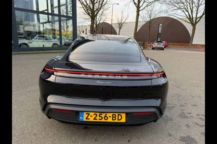 Porsche Taycan Performance 84 kWh VAN: 68.900,- VOOR: 64.440,- UW EINDEJAARSVOORDEEL: 4.460,- EURO | ADAPT. CRUISE | DODE HOEK HERKENNING | SPORTCHRONO | HEAD UP | WARMTEPOMP | DIRECT LEVERBAAR NET PORSCHE ONDERHOUD GEHAD |