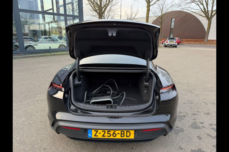Porsche Taycan Performance 84 kWh VAN: 68.900,- VOOR: 64.440,- UW EINDEJAARSVOORDEEL: 4.460,- EURO | ADAPT. CRUISE | DODE HOEK HERKENNING | SPORTCHRONO | HEAD UP | WARMTEPOMP | DIRECT LEVERBAAR NET PORSCHE ONDERHOUD GEHAD |