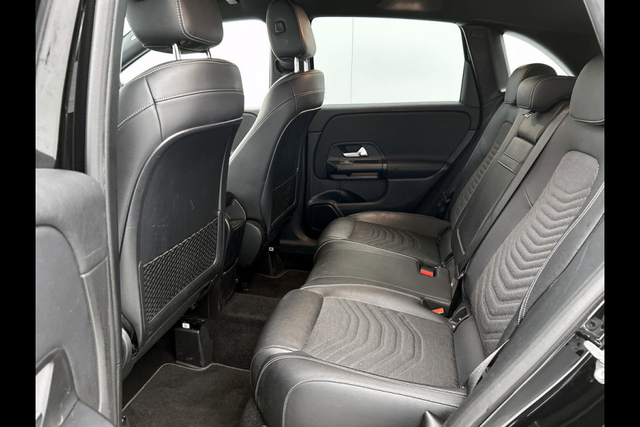 Mercedes-Benz B-Klasse 180 Business Solution Plus(NL-auto, Perfect OnderH, Camera, StoelV, Navi, Cruise Con, Climate Con, Etc)