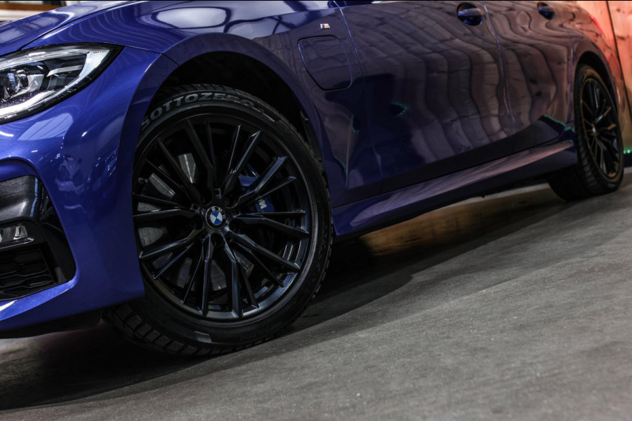 BMW 3 Serie Touring 330e xDrive M-Sport *Pano*Trekhaak*Led*Stoelverwarming*