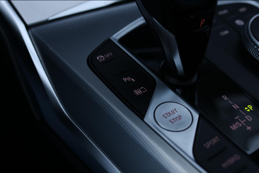 BMW 3 Serie Touring 330e xDrive M-Sport *Pano*Trekhaak*Led*Stoelverwarming*