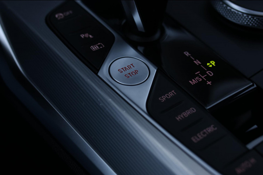 BMW 3 Serie Touring 330e xDrive M-Sport *Pano*Trekhaak*Led*Stoelverwarming*