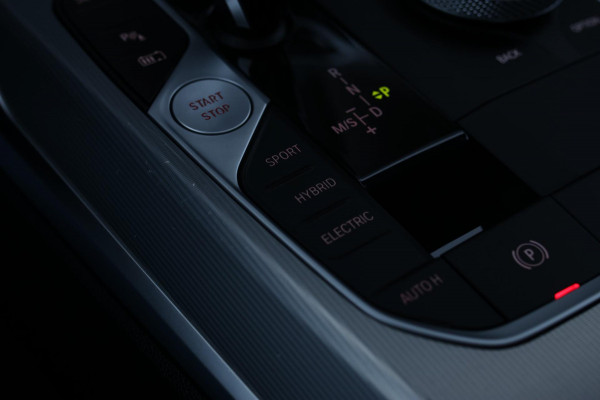 BMW 3 Serie Touring 330e xDrive M-Sport *Pano*Trekhaak*Led*Stoelverwarming*