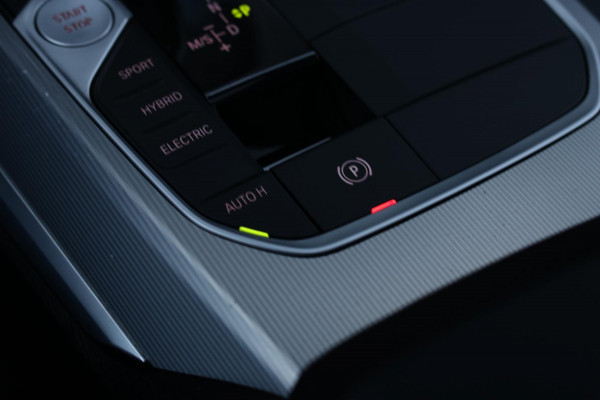 BMW 3 Serie Touring 330e xDrive M-Sport *Pano*Trekhaak*Led*Stoelverwarming*