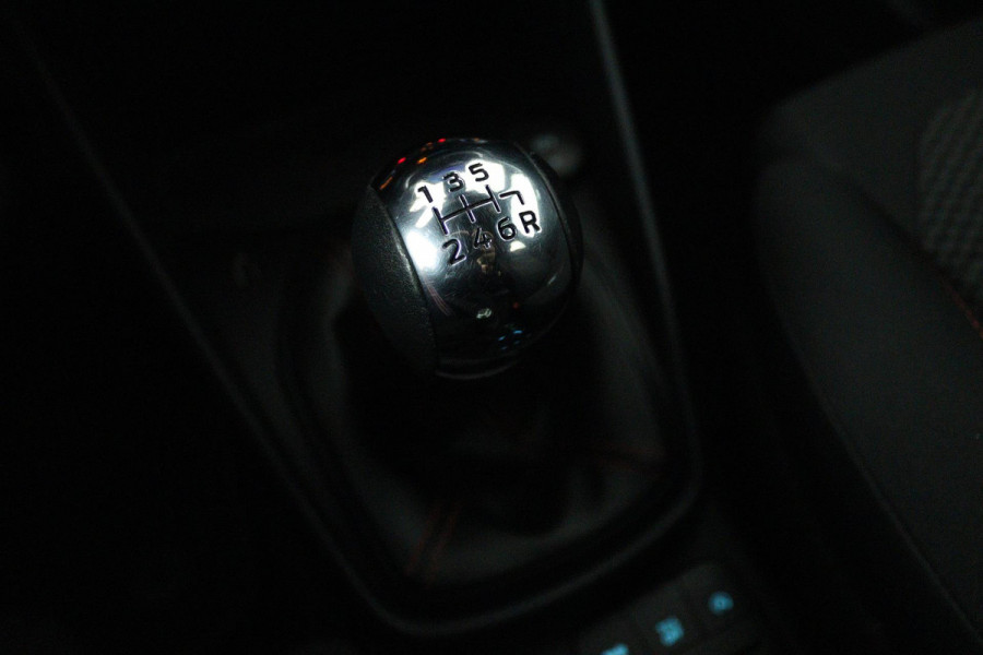 Ford Fiesta 1.0 EcoBoost ST-Line X (STOEL/STUUR VERWARMING, PARKEERSENSOREN, CRUISE CONTROL, NAVIGATIE)