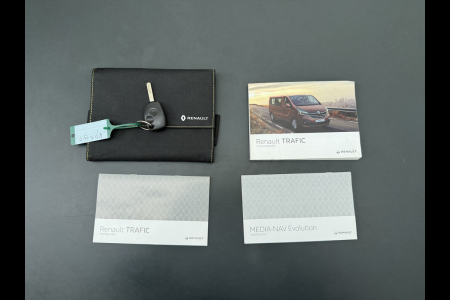 Renault Trafic 2.0DCI 145PK T29 L2H1 Comfort 3-Persoons Trekhaak Apple Carplay Android Navi Airco Cruise Control Bluetooth Lmv Pdc Betonplex Vloer Wandbetimmering Schuifdeur Sidebars Euro 6 Origineel Nederlandse Auto