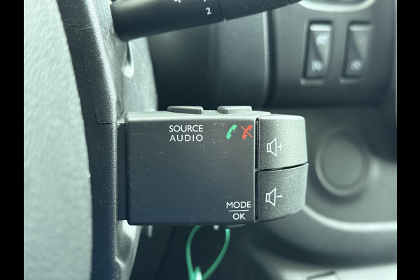 Renault Trafic 2.0DCI 145PK T29 L2H1 Comfort 3-Persoons Trekhaak Apple Carplay Android Navi Airco Cruise Control Bluetooth Lmv Pdc Betonplex Vloer Wandbetimmering Schuifdeur Sidebars Euro 6 Origineel Nederlandse Auto