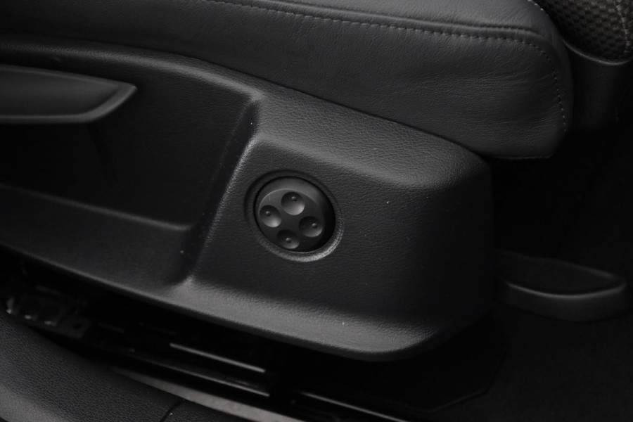 Audi A4 Avant 35 TFSI S-Line 150 pk Automaat (S-Tronic) | Verlengde garantie | Navigatie | Parkeersensoren achter | Autom. airco (3 zones) | S-Line