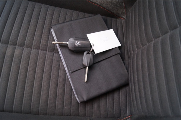 Peugeot 2008 1.2 PureTech Active Pack -NAVI-ECC-PDC-TREKHAAK-