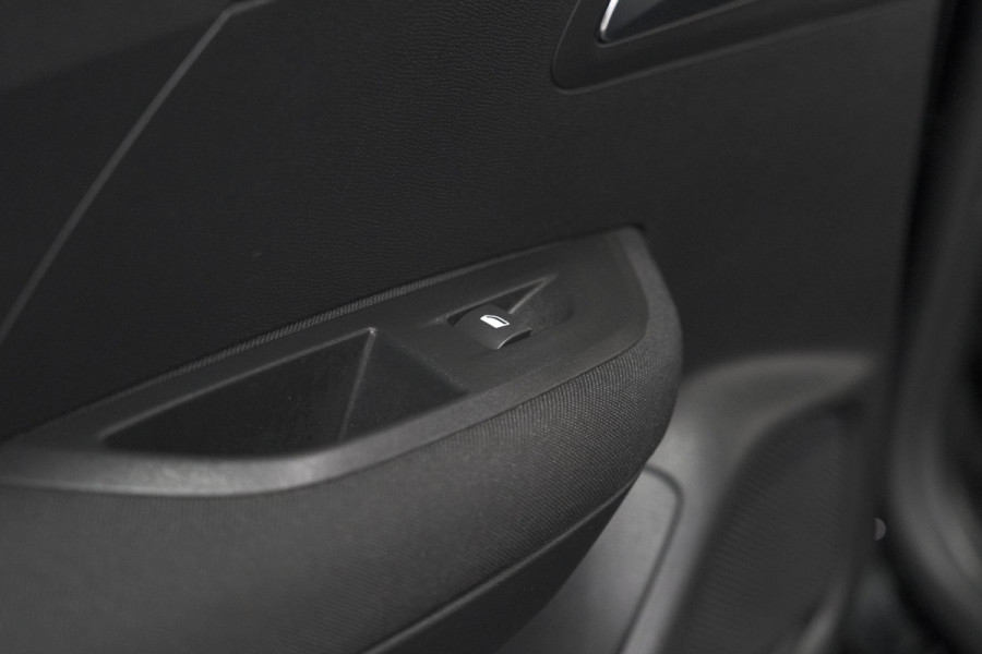 Peugeot 2008 PureTech 130 EAT8 Active | Parkeersensoren | Navigatie | Apple Carplay