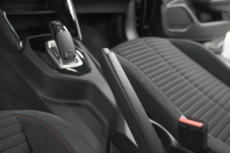 Peugeot 2008 PureTech 130 EAT8 Active | Parkeersensoren | Navigatie | Apple Carplay