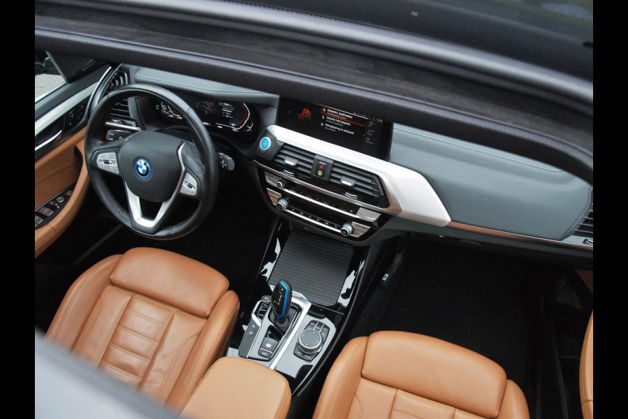 BMW iX3 High Executive 80 kWh | Panoramadak | 360 Camera | Trekhaak | Sfeerverlichting | Head-Up Display | Harman Kardon |
