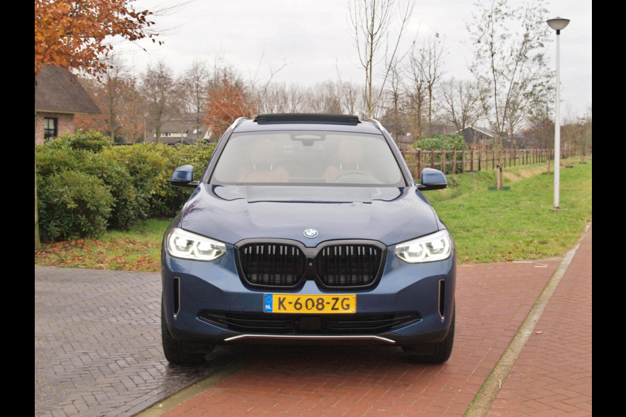 BMW iX3 High Executive 80 kWh | Panoramadak | 360 Camera | Trekhaak | Sfeerverlichting | Head-Up Display | Harman Kardon |