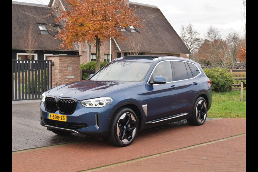 BMW iX3 High Executive 80 kWh | Panoramadak | 360 Camera | Trekhaak | Sfeerverlichting | Head-Up Display | Harman Kardon |