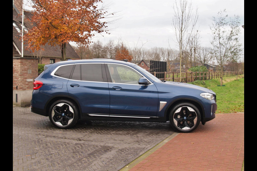 BMW iX3 High Executive 80 kWh | Panoramadak | 360 Camera | Trekhaak | Sfeerverlichting | Head-Up Display | Harman Kardon |