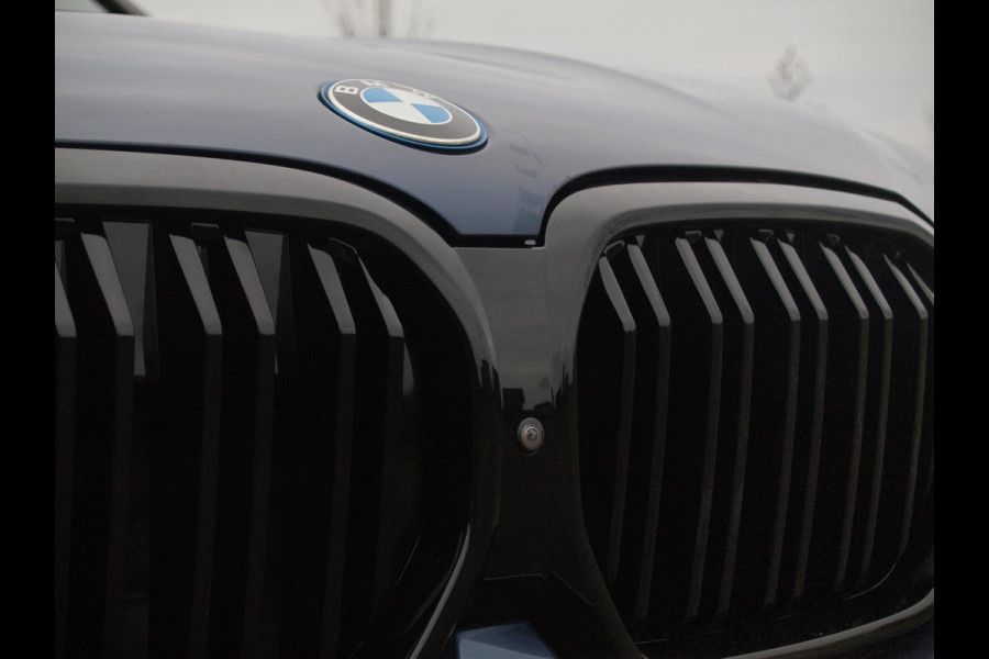 BMW iX3 High Executive 80 kWh | Panoramadak | 360 Camera | Trekhaak | Sfeerverlichting | Head-Up Display | Harman Kardon |