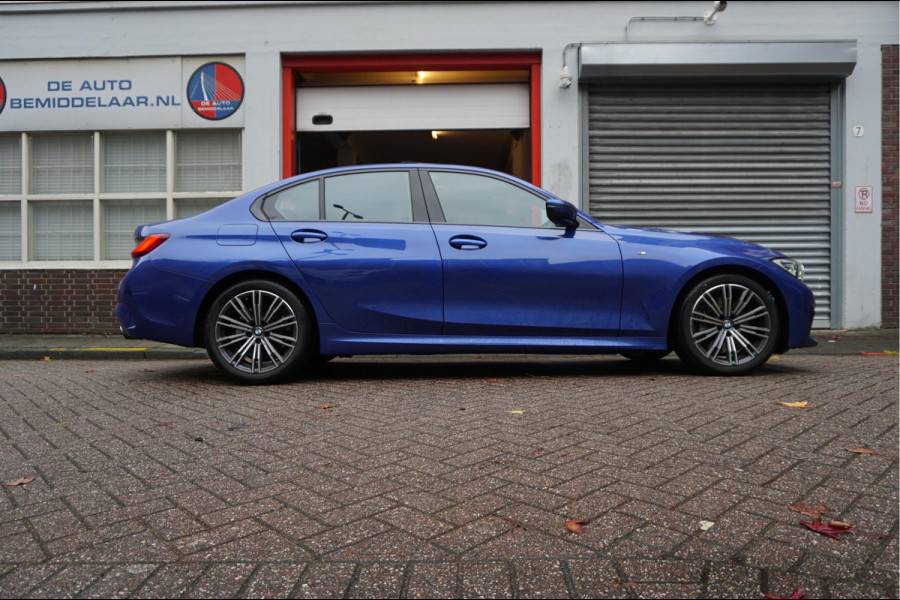 BMW 3-serie 330i Business Edition Plus M-SPORT | BTW | NL AUTO | LASER | LEER | PANORAMADAK | Sfeer | BMW Dealer onderhouden | Topstaat |
