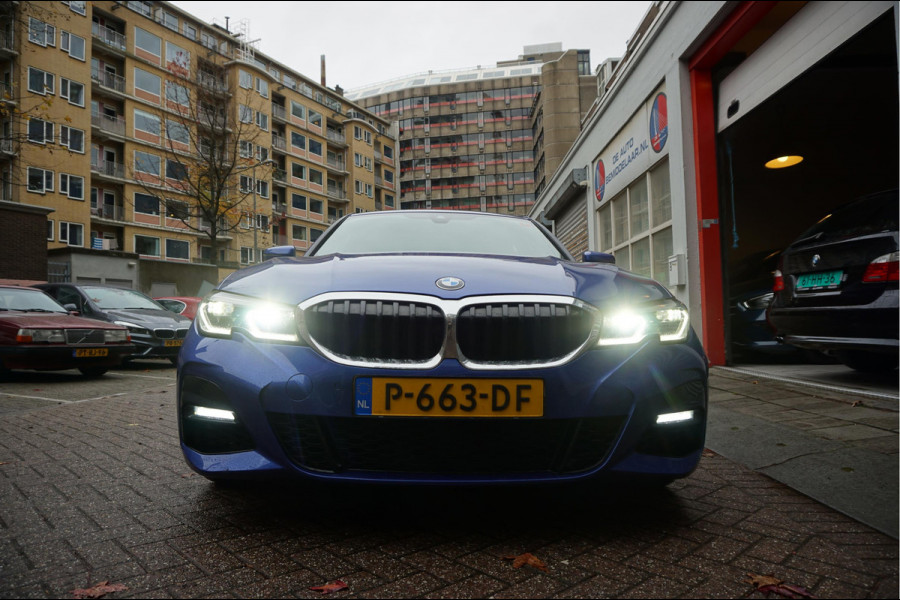 BMW 3-serie 330i Business Edition Plus M-SPORT | BTW | NL AUTO | LASER | LEER | PANORAMADAK | Sfeer | BMW Dealer onderhouden | Topstaat |